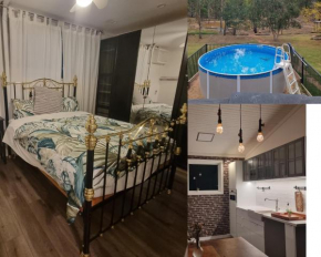 Currawong Cabin, Curra